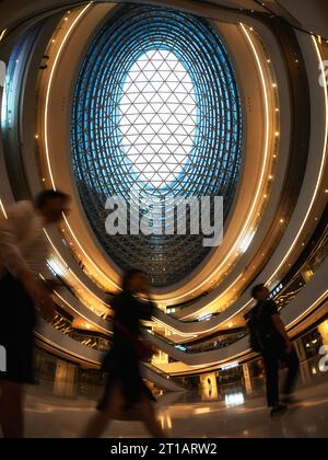 Innenräume des architektonischen Wahrzeichens Galaxy SOHO, ein modernes, urbanes Gebäude in Peking, China. Stockfoto