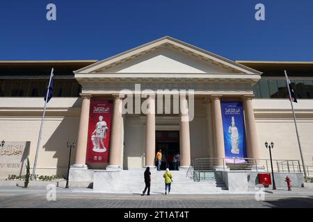 Alexandria, Ägypten. Oktober 2023. Besucher kommen am 12. Oktober 2023 im Graeco-Römischen Museum in Alexandria, Ägypten, an. Der ägyptische Premierminister Mostafa Madbouly eröffnete am Mittwoch das Graeco-Römische Museum in der nördlichen Küstenstadt Alexandria. Das 1891 gegründete Museum wurde 2005 wegen Renovierungsarbeiten geschlossen, wie das ägyptische Kabinett ausgab. Quelle: Ahmed Gomaa/Xinhua/Alamy Live News Stockfoto