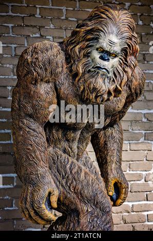 Eine lebensgroße Bigfoot-Statue steht außerhalb von Nelson Outdoors am 7. Oktober 2023 in Pascagoula, Mississippi. Stockfoto