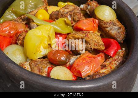 Traditionelles Balkangericht. Sac. Gebackenes Fleisch mit Gemüse Stockfoto