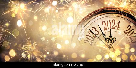 Neujahr 2024 - Uhr Und Goldenes Feuerwerk - Countdown Bis Mitternacht - Abstrakter Unscharfer Hintergrund Stockfoto