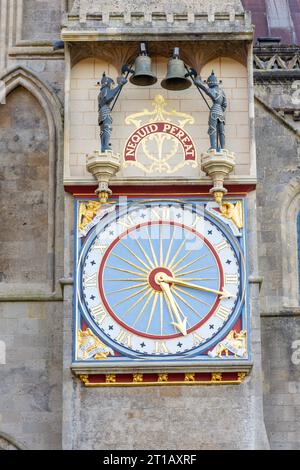 Mittelalterliche Uhr auf dem nördlichen Querschiff der Wells Cathedral, Wells, Somerset, England, Vereinigtes Königreich Stockfoto