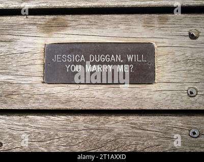 Jessica Duggan Heiratsantrag-Plakette am Pier in Penarth, Südwales, Großbritannien Stockfoto