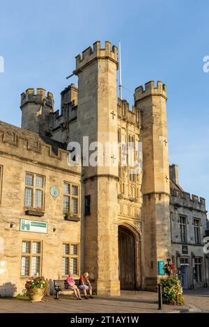 Der Bischof Auge Eingangstor zu ummauerten Bezirk der Liberty, Marktplatz, Brunnen, Somerset, England, Vereinigtes Königreich Stockfoto