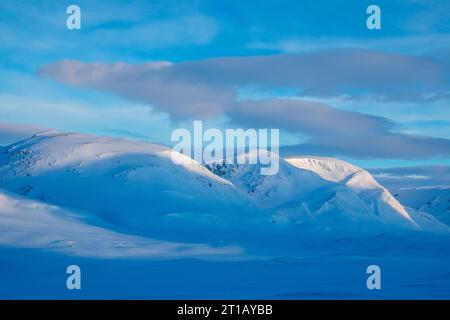 Berge rund um den Skiweg Kungsleden zwischen Salka und Singi während der Wintersaison, Lappland, Schweden Stockfoto