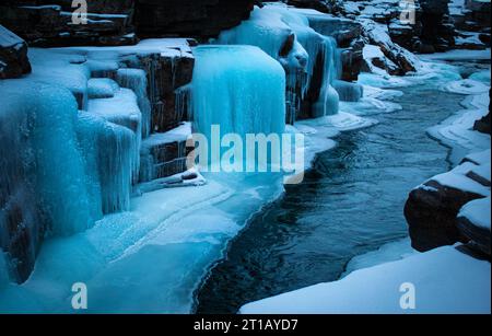 Ein gefrorener Fluss neben der Bergstation Abisko im Dezember, Schweden Stockfoto