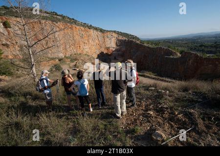 12. Oktober 2023, UllÃ, Spanien: Auf der Spitze des Steinbruchs UllÃ wird eine Gruppe von Teilnehmern gesehen, die das große Gebiet im MontgrÃ-Berg untersucht. Von der Umweltorganisation Gent del Ter berufen, haben sich hundert Menschen versammelt, um die endgültige Schließung des Steinbruchs UllÃ im Naturpark MontgrÃ zu feiern, die von der Klimaschutzabteilung der katalanischen Regierung erlassen wurde. (Credit Image: © Paco Freire/SOPA Images via ZUMA Press Wire) NUR REDAKTIONELLE VERWENDUNG! Nicht für kommerzielle ZWECKE! Stockfoto