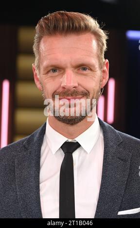 Kabarettist und Autor Florian Schroeder zu Gast in der WDR Talkshow Kölner Treff *** Kabarettist und Autor Florian Schroeder als Gast in der WDR Talkshow Kölner Treff Credit: Imago/Alamy Live News Stockfoto