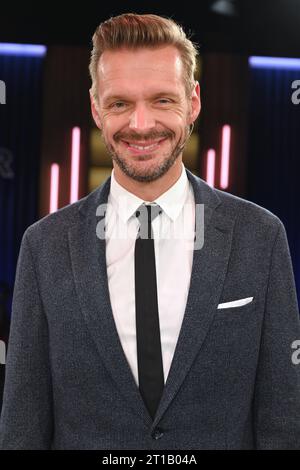 Kabarettist und Autor Florian Schroeder zu Gast in der WDR Talkshow Kölner Treff *** Kabarettist und Autor Florian Schroeder als Gast in der WDR Talkshow Kölner Treff Credit: Imago/Alamy Live News Stockfoto