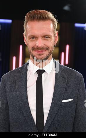 Kabarettist und Autor Florian Schroeder zu Gast in der WDR Talkshow Kölner Treff *** Kabarettist und Autor Florian Schroeder als Gast in der WDR Talkshow Kölner Treff Credit: Imago/Alamy Live News Stockfoto