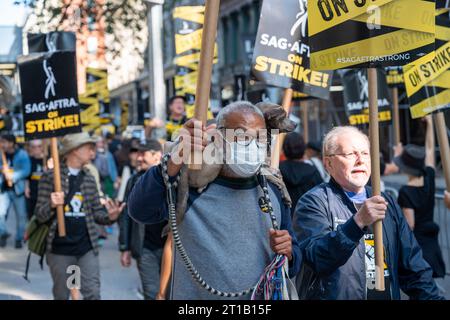 New York, USA. Oktober 2023. Mitglieder der sag-AFTRA union, die Schauspieler und andere Künstler vertritt, treffen sich mit Unterstützern, um vor den Büros von Warner Bros. Zu streiten Discovery und Netflix als Teil eines andauernden Arbeitsstreiks in New York, NY am 12. Oktober 2023. Der Streik geht weiter, nachdem die Verhandlungen der union mit Filmstudios und Streaming-Diensten, die gemeinsam verhandelt wurden, da die Allianz der Film- und Fernsehproduzenten (AMPTP) gestern bei den Treffen keine Ergebnisse erzielt hat, fortgesetzt wurden. (Foto: Matthew Rodier/SIPA USA) Credit: SIPA USA/Alamy Live News Stockfoto