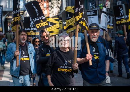 New York, USA. Oktober 2023. Mitglieder der sag-AFTRA union, die Schauspieler und andere Künstler vertritt, treffen sich mit Unterstützern, um vor den Büros von Warner Bros. Zu streiten Discovery und Netflix als Teil eines andauernden Arbeitsstreiks in New York, NY am 12. Oktober 2023. Der Streik geht weiter, nachdem die Verhandlungen der union mit Filmstudios und Streaming-Diensten, die gemeinsam verhandelt wurden, da die Allianz der Film- und Fernsehproduzenten (AMPTP) gestern bei den Treffen keine Ergebnisse erzielt hat, fortgesetzt wurden. (Foto: Matthew Rodier/SIPA USA) Credit: SIPA USA/Alamy Live News Stockfoto