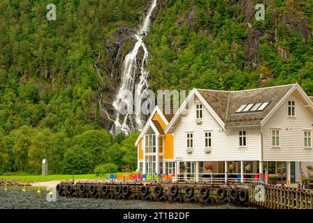 BERGEN, NORWEGEN - 28. August 2023: Bergen an der Westküste Norwegens ist bekannt als die Stadt der sieben Berge. Es ist Norwegens geschäftigster Hafen mit über 30 Stockfoto