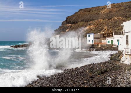 Puertito de los Molinos, Strand, Wellen, Surfen, mehrere kleine weiße Häuser, Westküste, Fuerteventura, Kanarische Inseln, Spanien Stockfoto