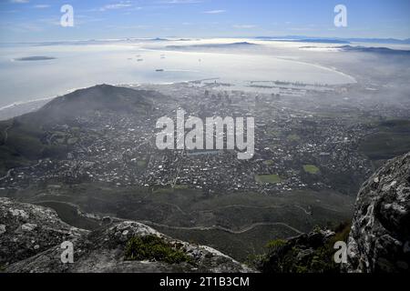 Blick auf die Stadt vom Tafelberg, Nebel, Kapstadt, Westkapprovinz, Südafrika Stockfoto