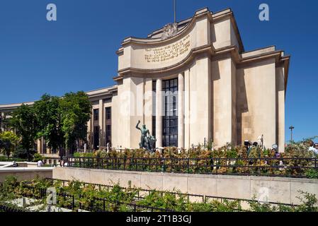 Palais de Chaillot, Trocadero, davor Bronzeskulptur des Herkules und des kretischen Stiers, Paris, Frankreich Stockfoto