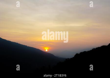 Wunderschöner Sonnenuntergang in einem Tal mit Bergkette und Himmel in Malcantone, Tessin, Schweiz Stockfoto