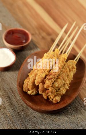 Telor Gulung, Ei auf Spießen gerollt, billiges Snack Street Food Stockfoto