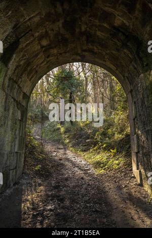 Ein Tunnel an der Küste zwischen Deba und Zumaia. Baskenland Stockfoto