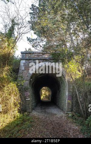 Ein Tunnel an der Küste zwischen Deba und Zumaia. Baskenland Stockfoto