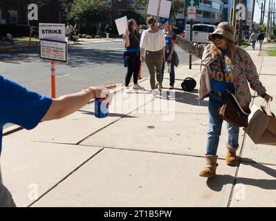 New Brunswick, New Jersey, USA. Oktober 2023. Krankenschwestern der örtlichen Team-union erscheinen an den Streiklinien außerhalb des Robert Wood Johnson Hospital. Die Krankenschwestern streiken für eine sichere Personalbesetzung und warten auf die Ergebnisse der aktuellen Verhandlungen, die Beamte sagten. (Kreditbild: © Brian Branch Price/ZUMA Press Wire) NUR REDAKTIONELLE VERWENDUNG! Nicht für kommerzielle ZWECKE! Stockfoto