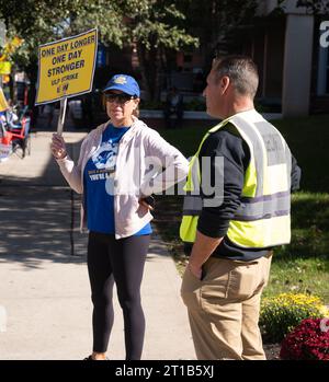 New Brunswick, New Jersey, USA. Oktober 2023. Krankenschwestern der örtlichen Team-union erscheinen an den Streiklinien außerhalb des Robert Wood Johnson Hospital. Die Krankenschwestern streiken für eine sichere Personalbesetzung und warten auf die Ergebnisse der aktuellen Verhandlungen, die Beamte sagten. (Kreditbild: © Brian Branch Price/ZUMA Press Wire) NUR REDAKTIONELLE VERWENDUNG! Nicht für kommerzielle ZWECKE! Stockfoto