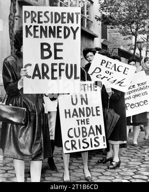 Gruppe von Frauen aus dem Frauenstreik für den Frieden, die Zeichen für Kubanische Raketenkrise und Frieden halten, New York City, New York, USA, Phil Stanziola, New York World-Telegram and the Sun Newspaper Photograph Collection, 1962 Stockfoto