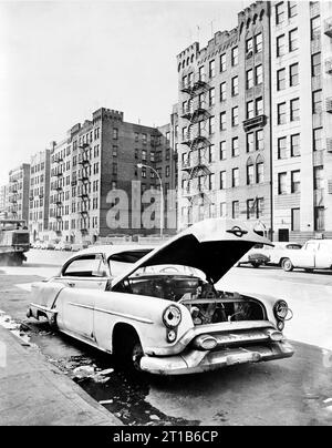 Verlassenes Auto, Macombs Road, Bronx, New York City, New York, USA, Phil Stanziola, New York World-Telegram and the Sun Newspaper Photograph Collection, 1964 Stockfoto