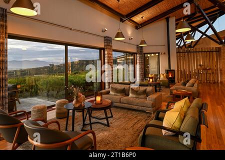 Forest Lodge, Inneres, zentraler Bereich, Blue Hour, Grootbos Private Nature Reserve, Gansbaai, Western Cape Province, Südafrika Stockfoto