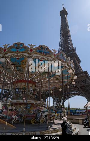 Nostalgisches Kinderkarussell, der Eiffelturm hinten, Paris, Frankreich Stockfoto