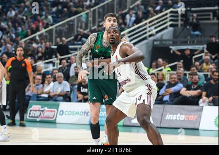 Athen, Lombardei, Griechenland. Oktober 2023. 14 SERGE IBAKA vom FC Bayern München trat am 12. Oktober 2023 in Oaka Altion in Athen gegen 41 JUANCHO HERNANGOMEZ von Panathinaikos Athen an. (Kreditbild: © Stefanos Kyriazis/ZUMA Press Wire) NUR REDAKTIONELLE VERWENDUNG! Nicht für kommerzielle ZWECKE! Stockfoto