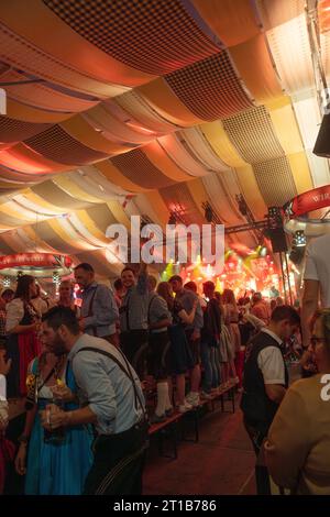 Bierzelt voller Betrunkener, Canstatter Wasen, Stuttgart, Deutschland Stockfoto