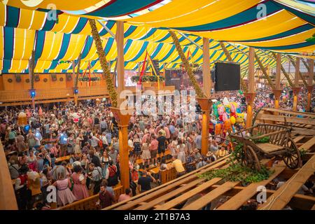 Bierzelt voller Betrunkener, Canstatter Wasen, Stuttgart, Deutschland Stockfoto