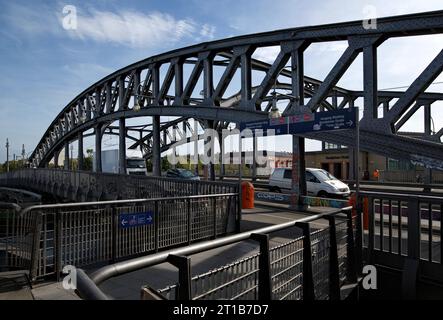 Zugang vom S-Bahnhof Bornholmer Straße zur Boesebruecke, wo sich während der deutschen Teilung ein Grenzübergang befand, die Bornholmer Straße Stockfoto