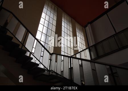 Treppenhaus und Fenster in der Haupthalle des ehemaligen Flughafens Tempelhof, einem denkmalgeschützten Gebäude, Stadtteil Tempelhof-Schöneberg, Berlin Stockfoto