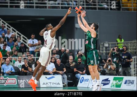 Athen, Lombardei, Griechenland. Oktober 2023. 21 IOANNIS PAPAPETROU von Panathinaikos Athen trat am 12. Oktober 2023 in Oaka Altion in Athen gegen 14 SERGE IBAKA vom FC Bayern München an. (Kreditbild: © Stefanos Kyriazis/ZUMA Press Wire) NUR REDAKTIONELLE VERWENDUNG! Nicht für kommerzielle ZWECKE! Stockfoto
