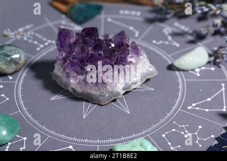 Astrologie-Vorhersage. Zodiakrad und verschiedene Edelsteine, Nahaufnahme Stockfoto