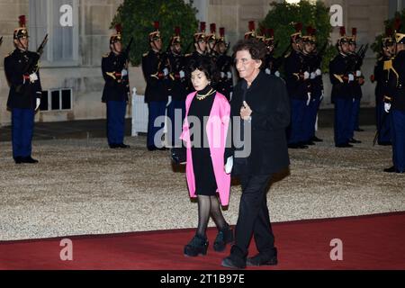 Paris, Frankreich. Oktober 2023. Der französische Präsident Emmanuel Macron begrüßt den Präsidenten der Mongolei Ukhnaagiin Khurelsukh und seine Frau Luvsandorj Bolortsetseg anlässlich des Staatsessens am 12. Oktober 2023 in Paris. Der ehemalige Kulturminister Jack lang und seine Frau Monique lang nehmen an dem Staatsessen Teil. Gérald Darmanin nimmt an dem Staatsessen Teil. Quelle: Bernard Menigault/Alamy Live News Stockfoto