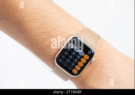 New York, USA - 9. Oktober 2023: Rechner-App auf Apple Uhrenbildschirm Makroaufnahme Handgelenk isoliert Stockfoto