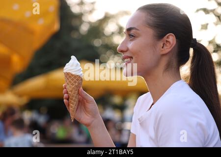 Lviv, Ukraine - 26. September 2023: Frau mit McDonald's Eis im Freien Stockfoto