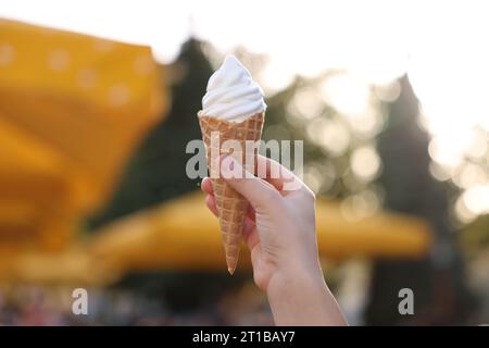 Lviv, Ukraine - 26. September 2023: Frau mit McDonald's Eis im Freien, Nahaufnahme Stockfoto