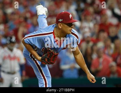 Philadelphia, Usa. Oktober 2023. Philadelphia Phillies Starting Pitcher Ranger Suarez wirft im ersten Inning gegen die Atlanta Braves im vierten Spiel einer MLB National League Division Series im Citizens Bank Park in Philadelphia am Donnerstag, den 12. Oktober 2023. Foto: Laurence Kesterson/UPI. Quelle: UPI/Alamy Live News Stockfoto