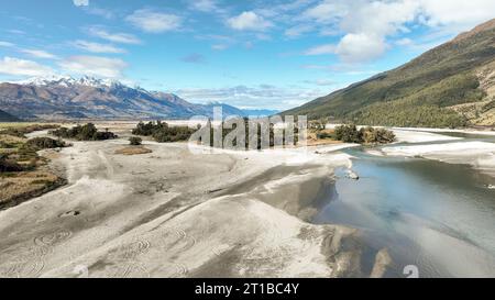 Drohnenfotografie des geflochtenen Dart River in der Nähe von Glenorchy im Mount Aspiring Nationalpark Stockfoto