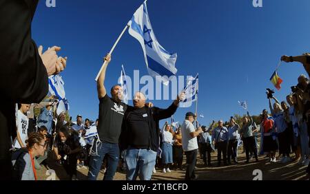 Bukarest, Rumänien. 12. Oktober 2023: Die von der israelischen Botschaft organisierte Kundgebung in der Nähe des rumänischen Parlaments in Bukarest, bei der mehrere hundert Menschen, überwiegend Mitglieder der israelischen und jüdischen Gemeinde, zeigen Sie ihre Unterstützung für den israelischen Staat nach den Terroranschlägen der Hamas, bei denen mehr als 1200 unschuldige Zivilisten getötet wurden, über 3000 Verwundete und etwa 150 entführt wurden, in der Nähe des Gazastreifens. Quelle: Lucian Alecu/Alamy Live News Stockfoto