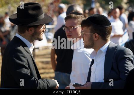 Bukarest, Rumänien. 12. Oktober 2023: Die von der israelischen Botschaft organisierte Kundgebung in der Nähe des rumänischen Parlaments in Bukarest, bei der mehrere hundert Menschen, überwiegend Mitglieder der israelischen und jüdischen Gemeinde, zeigen Sie ihre Unterstützung für den israelischen Staat nach den Terroranschlägen der Hamas, bei denen mehr als 1200 unschuldige Zivilisten getötet wurden, über 3000 Verwundete und etwa 150 entführt wurden, in der Nähe des Gazastreifens. Quelle: Lucian Alecu/Alamy Live News Stockfoto