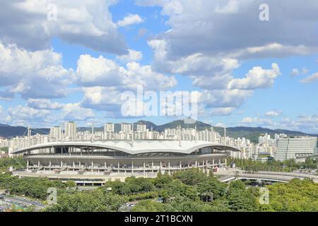 Blick auf ein Fußballstadion, das an einem brillanten Herbsttag in Seoul, Korea, Weltcupspiele ausführte Stockfoto