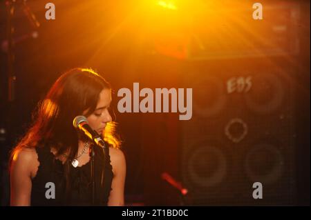 Manchester, Großbritannien. Am 12. Oktober 2023 trat Jasmine Jethwa in der Band on the Wall, Beyond the Music, in Manchester auf. Quelle: David Bronstein/ Alamy Live News Stockfoto