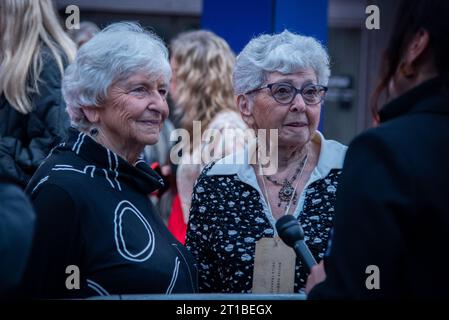 London, Großbritannien. Oktober 2023. Lady Milena Grenfell-Baines und Eva Paddock nehmen an der „One Life“ Headline Gala-Premiere während des 67. BFI London Film Festival in der Royal Festival Hall Teil. Quelle: SOPA Images Limited/Alamy Live News Stockfoto