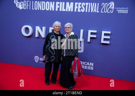 London, Großbritannien. Oktober 2023. Lady Milena Grenfell-Baines und Eva Paddock nehmen an der „One Life“ Headline Gala-Premiere während des 67. BFI London Film Festival in der Royal Festival Hall Teil. (Foto: Loredana Sangiuliano/SOPA Images/SIPA USA) Credit: SIPA USA/Alamy Live News Stockfoto