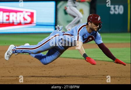 Philadelphia, Usa. Oktober 2023. Philadelphia Phillies TREA Turner taucht am Donnerstag, den 12. Oktober 2023 im vierten Inning Atlanta Braves in Spiel vier der MLB National League Division Series im Citizens Bank Park in Philadelphia in die dritte Basis ein. Foto: Laurence Kesterson/UPI. Quelle: UPI/Alamy Live News Stockfoto